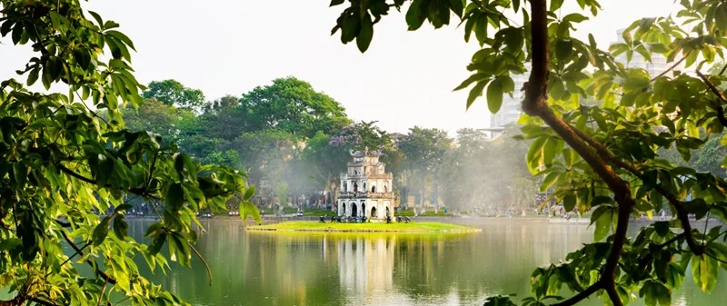 Thu Hà Nội dịu dàng với những vạt nắng vàng len lỏi qua hàng cây cổ thụ phố Phan Đình Phùng.