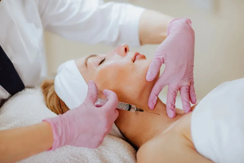 Hoạt chất Hyaluronic Acid (HA) nồng độ cao giúp làn da căng bóng, ngậm nước tức thì.